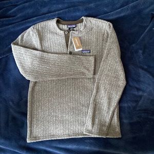 Small Patagonia mens sweater with tags